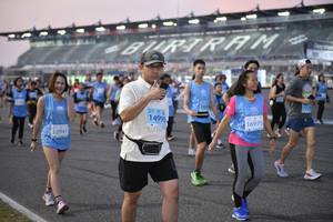 BIB: 20963, 0222, 202
                            <button type="button" onclick="openModal(10463952)" class="btn btn-primary btn-sm float-right btn-popup" data-toggle="modal" data-target=".modal-high-quality">
                        <i class="fas fa-shopping-cart"></i> Add to Cart
                    </button>
                                            <button type="button" onclick="isThisMe(10463952, true)" class="btn btn-success btn-sm float-right btn-popup btn-isme hidden" data-toggle="tooltip" data-placement="bottom" title="นี่คือรูปของคุณใช่ไหม คลิกที่นี่เพื่อเอาเข้าอัลบั้ม">
                        <i class="fas fa-plus"></i> Add to album
                    </button>
                    <button type="button" onclick="isThisMe(10463952, false)" class="btn btn-warning btn-sm float-right btn-popup btn-isnotme hidden">
                        <i class="fas fa-ban"></i> Remove from album
                    </button>